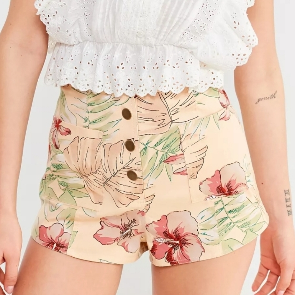 Urban Outfitters Floral Hawaiian Print Shorts Womens Large - Picture 1 of 7